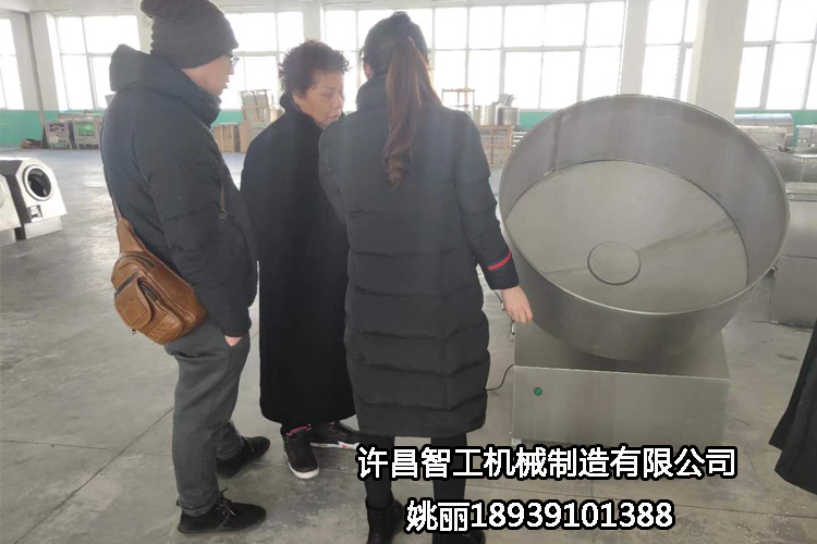 陜西客戶來(lái)許昌智工考察試機(jī)湯圓機(jī)，制餡非常滿意，現(xiàn)場(chǎng)定機(jī)