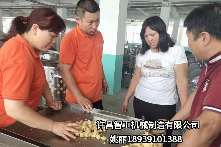 河南周口客戶自帶原料到許昌智工考察、試機(jī)制餡機(jī)?。ㄗ龈恻c(diǎn)）